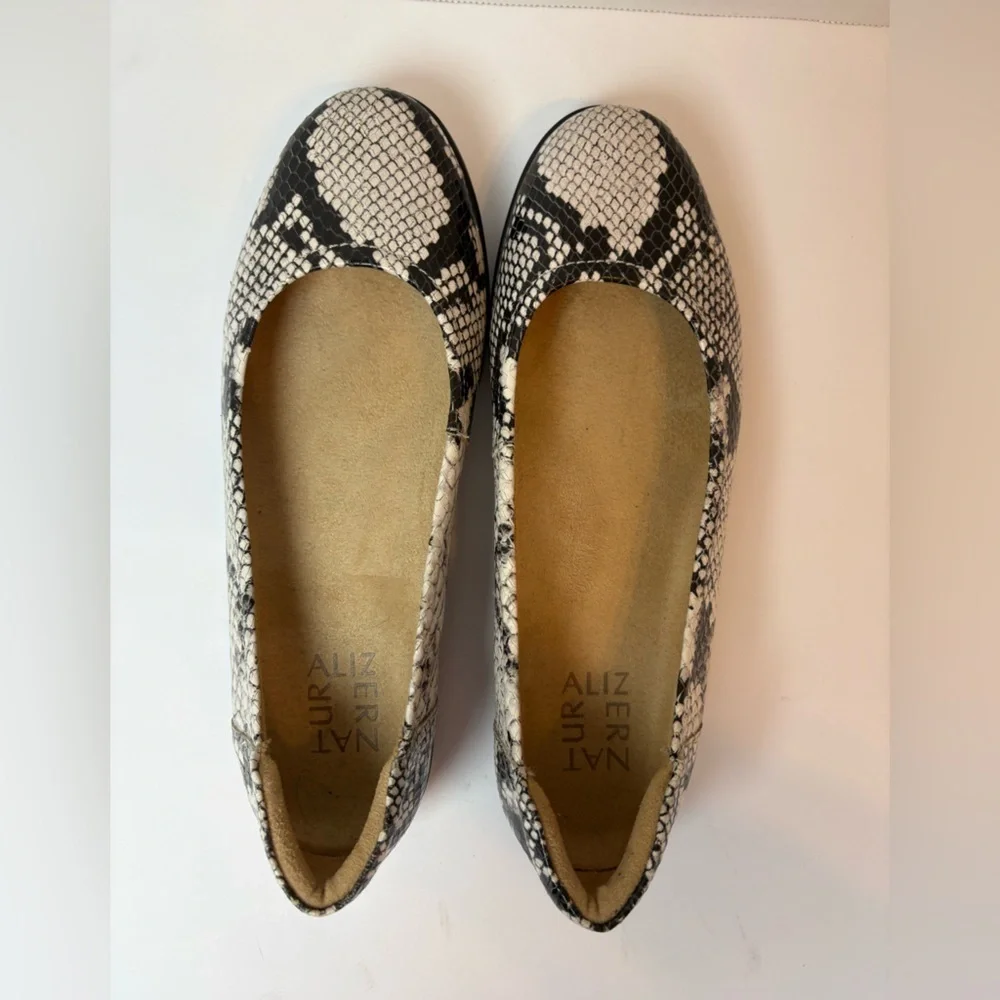 Naturalizer beige & black snakeskin embossed leather slip-on loafers size 6.5M